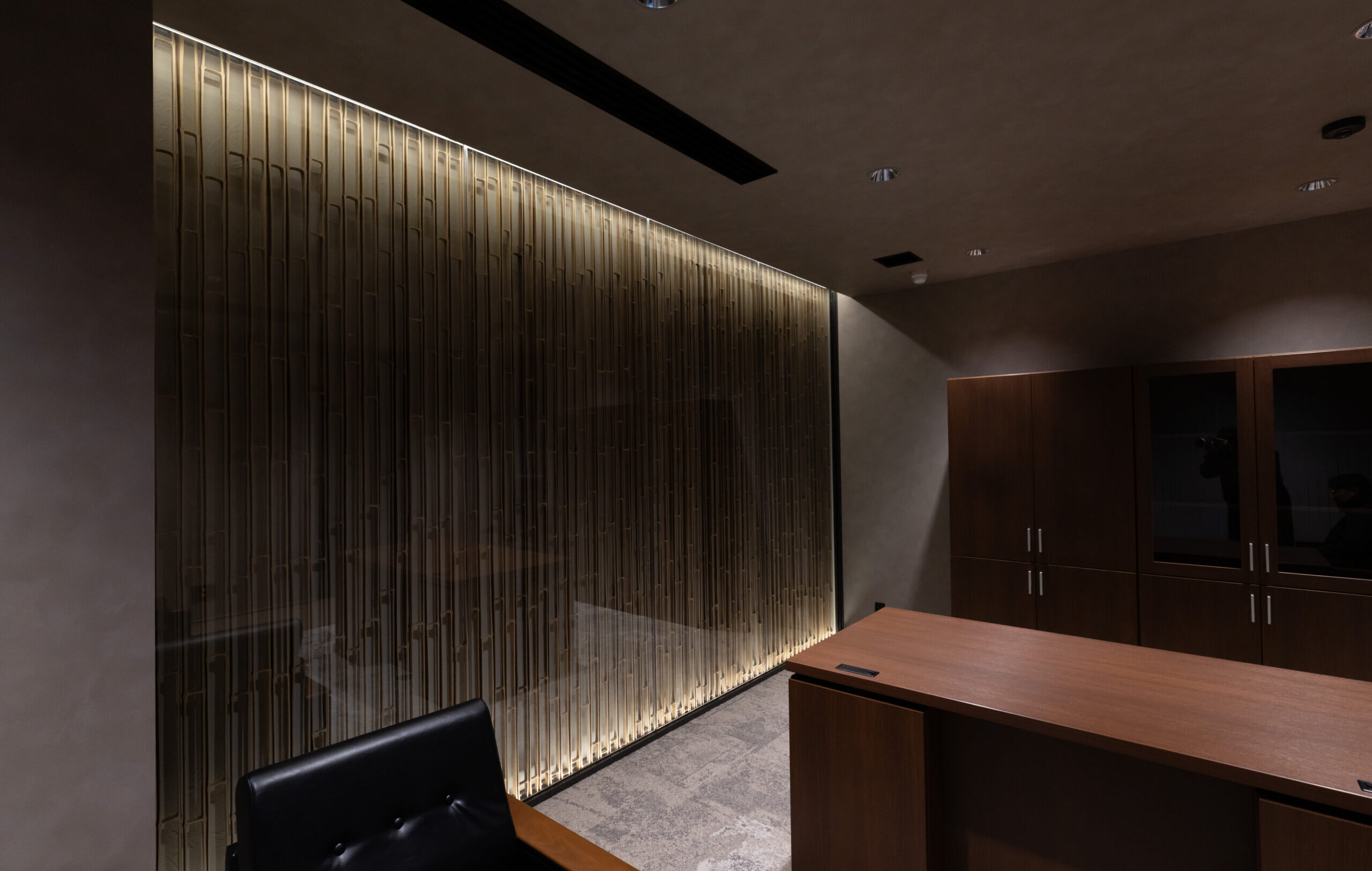 炭化煤竹柾割 両面サンダー仕上【三浦総業株式会社本社】