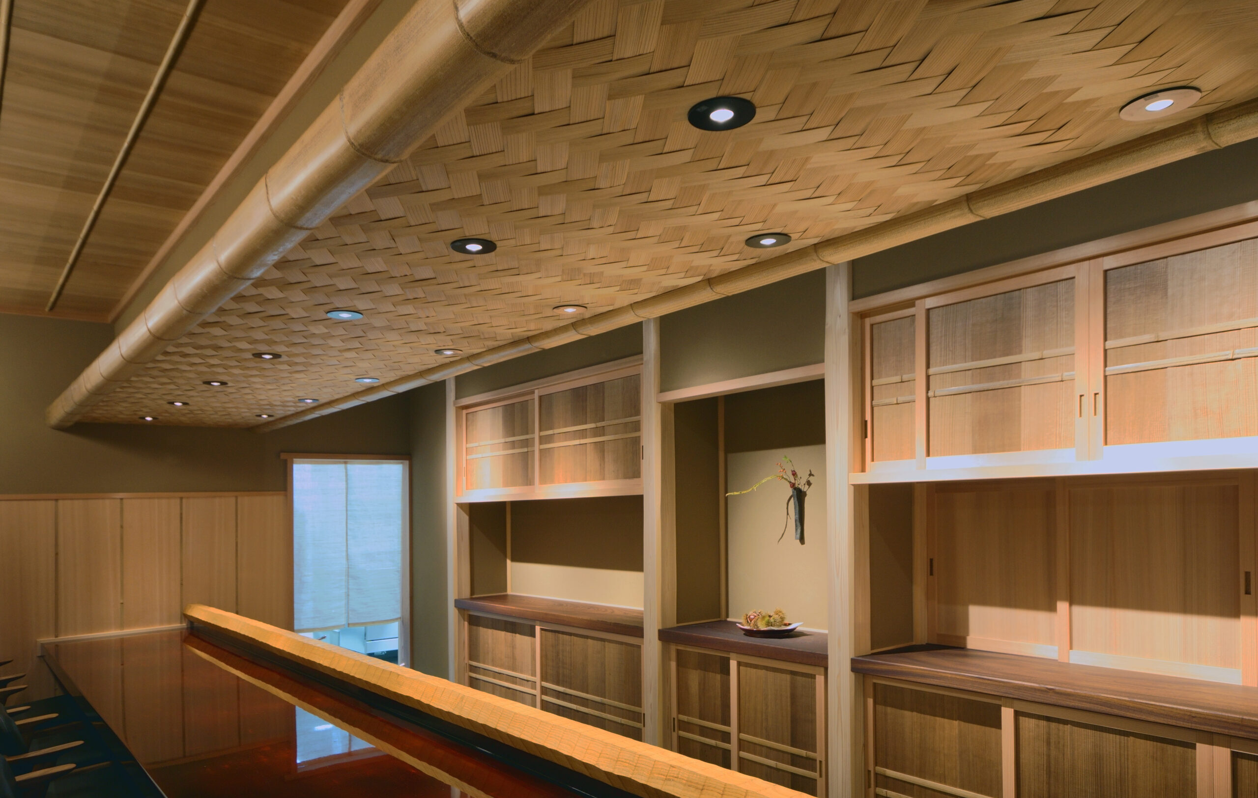 炭化杉柾目ヘギ板風圧縮板(板幅5寸)＊不燃紙貼・炭化杉柾ヘギ板風圧縮板不燃市松網代・炭化杉柾ヘギ板風圧縮板矢羽根不燃網代【金沢市内旅館】